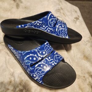 OOFOS Women's Sandals in Blue Paisley